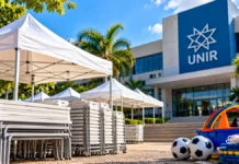 Pregão da UNIR prevê 55 tendas e equipamentos de lazer Pregão da UNIR: ilustração de tendas brancas, mesas e equipamentos de lazer em cenário universitário
