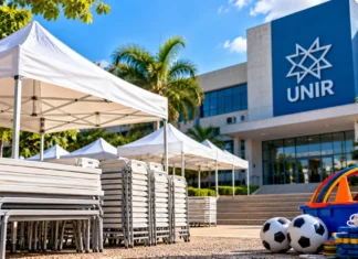Pregão da UNIR prevê 55 tendas e equipamentos de lazer Pregão da UNIR: ilustração de tendas brancas, mesas e equipamentos de lazer em cenário universitário