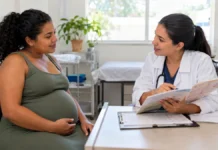 Sífilis congênita recua 52,3% e reforça importância do pré-natal em porto velho Gestante recebe orientação durante consulta de pré-natal, em imagem ilustrativa sobre a prevenção da sífilis congênita em Porto Velho.