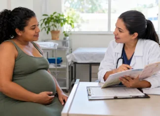 Sífilis congênita recua 52,3% e reforça importância do pré-natal em porto velho Gestante recebe orientação durante consulta de pré-natal, em imagem ilustrativa sobre a prevenção da sífilis congênita em Porto Velho.