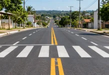 RO-010 recebe 2,1 km de sinalização horizontal em Mirante da Serra Sinalização na RO-010 ilustrada por marcações horizontais na pista urbana em Mirante da Serra, Rondônia.