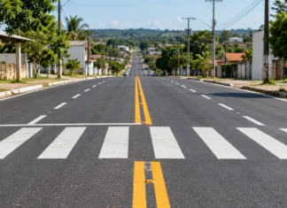 RO-010 recebe 2,1 km de sinalização horizontal em Mirante da Serra Sinalização na RO-010 ilustrada por marcações horizontais na pista urbana em Mirante da Serra, Rondônia.