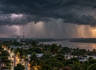 Tempestades em Rondônia têm aviso amarelo nesta sexta-feira Nuvens de tempestade e chuva sobre área urbana em referência à previsão para Rondônia