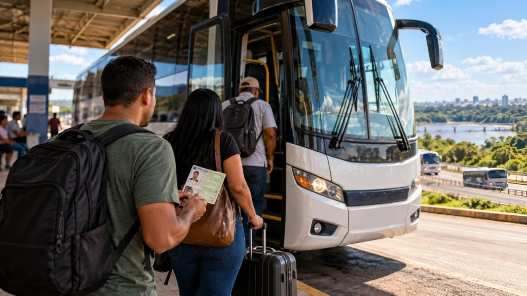 Viagem gratuita para votar em Rondônia Transporte intermunicipal gratuito em Rondônia: composição editorial ilustrativa de passageiros embarcando em ônibus rodoviário para o período eleitoral, gerada por IA.