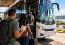 Transporte intermunicipal gratuito já vale em Rondônia; veja documentos e regras para viajar Transporte intermunicipal gratuito em Rondônia: composição editorial ilustrativa de passageiros embarcando em ônibus rodoviário para o período eleitoral, gerada por IA.