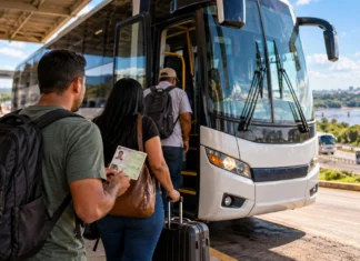 Transporte intermunicipal gratuito já vale em Rondônia; veja documentos e regras para viajar Transporte intermunicipal gratuito em Rondônia: composição editorial ilustrativa de passageiros embarcando em ônibus rodoviário para o período eleitoral, gerada por IA.