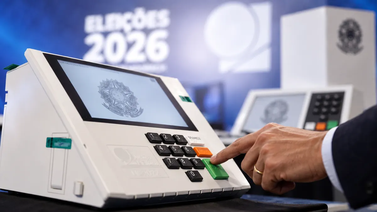 TSE verifica 4 sistemas eleitorais e emite zerésima antes do 2º turno TSE verifica quatro sistemas eleitorais antes do segundo turno: composição ilustrativa com urna eletrônica e cenário da Justiça Eleitoral.