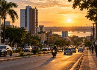 Semusa abre concurso com 641 vagas imediatas; salários chegam a R$ 9,8 mil Paisagem urbana ao entardecer com avenida movimentada e rio ao fundo
