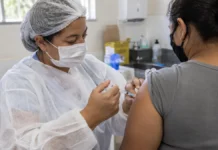 Jaci Paraná terá vacinação para todas as idades nesta quinta-feira; veja horário e documentos Profissional de saúde aplica vacina em paciente durante atendimento em unidade básica de saúde