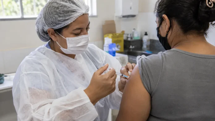 Vacinação em Jaci Paraná será nesta quinta-feira Profissional de saúde aplica vacina em paciente durante atendimento em unidade básica de saúde