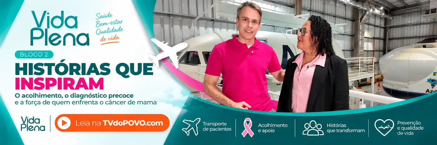 Faixa do bloco 2 do Vida Plena com apresentador e Cleonice, a Cléo, em ambiente de treinamento de aviação, sobre câncer de mama e acolhimento