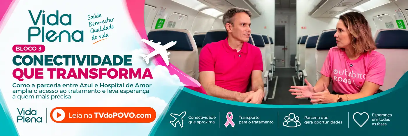 Faixa do bloco 3 do Vida Plena com apresentador e Débora em cabine de avião, falando sobre a parceria Azul e Hospital de Amor