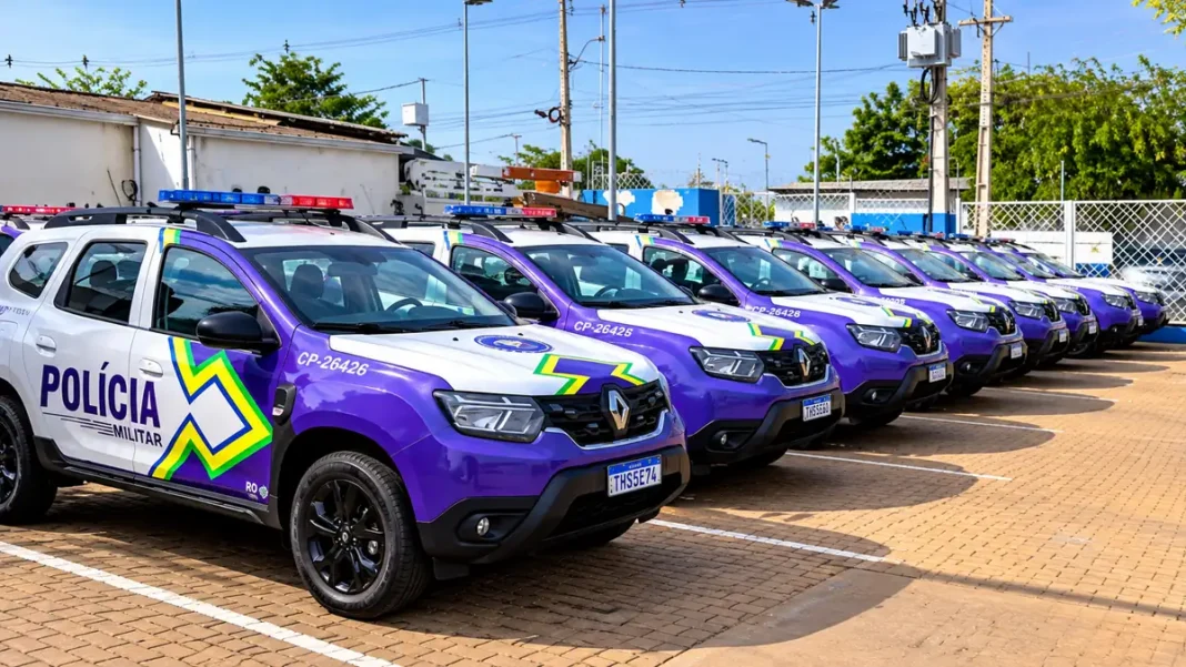 Viaturas roxas e brancas da Polícia Militar de Rondônia alinhadas em pátio, em composição ilustrativa sobre entrega de veículos.