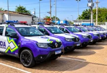 Rondônia entrega 18 veículos para reforçar proteção às mulheres Viaturas roxas e brancas da Polícia Militar de Rondônia alinhadas em pátio, em composição ilustrativa sobre entrega de veículos.