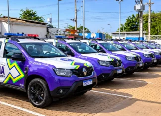 Rondônia entrega 18 veículos para reforçar proteção às mulheres Viaturas roxas e brancas da Polícia Militar de Rondônia alinhadas em pátio, em composição ilustrativa sobre entrega de veículos.