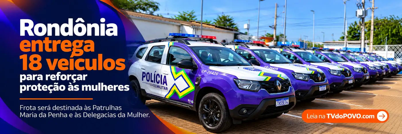 Faixa jornalística sobre 18 veículos para proteção às mulheres, com viaturas da Polícia Militar alinhadas e chamada da TVdoPOVO.