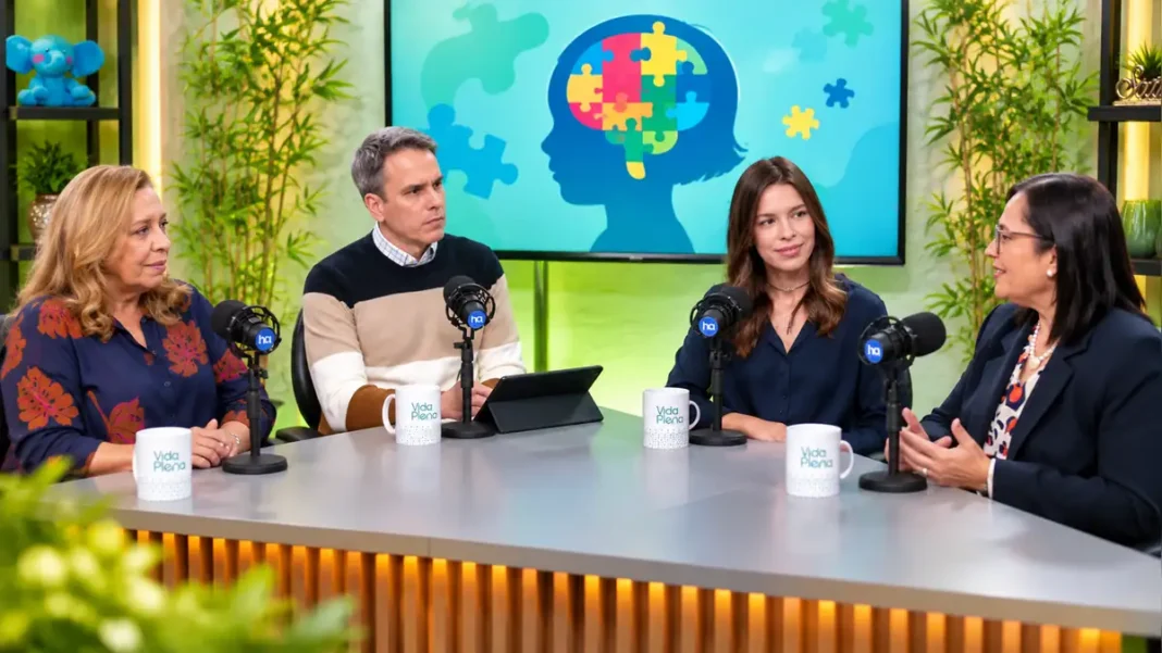 Vida Plena: TDAH e autismo — especialistas debatem diagnóstico e inclusão Composição digital ilustrativa de quatro participantes à mesa de entrevistas do Vida Plena, com microfones e tela temática sobre neurodesenvolvimento ao fundo.