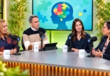 Vida Plena debate TDAH e autismo, terapias e inclusão Composição digital ilustrativa de quatro participantes à mesa de entrevistas do Vida Plena, com microfones e tela temática sobre neurodesenvolvimento ao fundo.