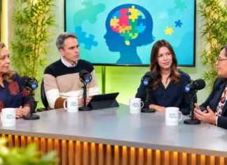 Vida Plena debate TDAH e autismo, terapias e inclusão Composição digital ilustrativa de quatro participantes à mesa de entrevistas do Vida Plena, com microfones e tela temática sobre neurodesenvolvimento ao fundo.