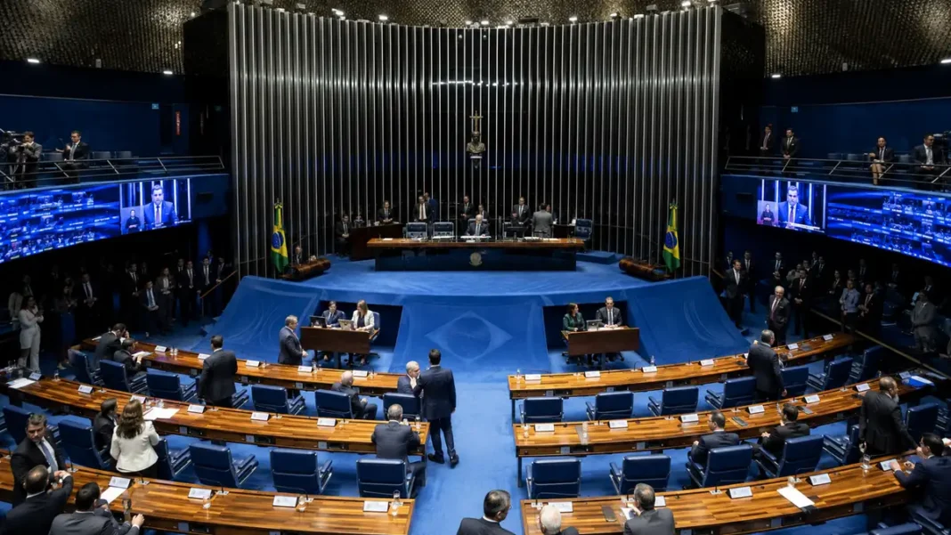 PEC da Segurança: votação prevista no Senado em 3 de novembro Composição editorial ilustrativa do Plenário do Senado para matéria sobre a PEC da Segurança, com votação prevista para 3 de novembro de 2026.