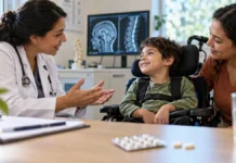 Anvisa aprova Evrysdi Go em comprimido para tratar AME 5q Imagem ilustrativa de médica atendendo criança em cadeira de rodas, em reportagem sobre o Evrysdi Go para tratamento da AME 5q.
