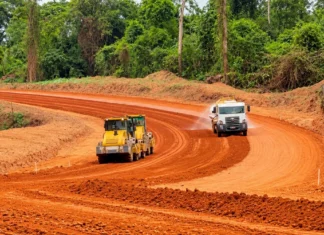 RO-135 passa por terraplanagem em mais de 1,7 km na Serra do Pialópe Ilustração editorial da terraplanagem na RO-135, com máquinas em estrada rural na Serra do Pialópe.