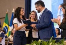Avança Rondônia reconhece 100 escolas, 20 professores e 200 estudantes Avança Rondônia reconhece escolas, professores e estudantes em premiação educacional no estado.