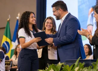 Avança Rondônia reconhece 100 escolas, 20 professores e 200 estudantes Avança Rondônia reconhece escolas, professores e estudantes em premiação educacional no estado.