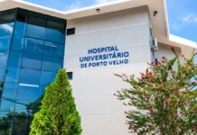 Hospital Universitário de Porto Velho registra 2.397 atendimentos Fachada do Hospital Universitário de Porto Velho, com paredes claras, fachada envidraçada e jardim.