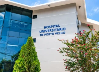 Hospital Universitário de Porto Velho registra 2.397 atendimentos Fachada do Hospital Universitário de Porto Velho, com paredes claras, fachada envidraçada e jardim.