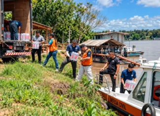 SOS Estiagem supera 245 mil litros e instala sistema em Terra Caída SOS Estiagem: trabalhadores organizam transporte de água potável em embarcação no rio Madeira, em composição ilustrativa.