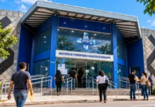 Concurso do IPAM em Porto Velho abre inscrições em 3 de novembro Composição ilustrativa com pessoas chegando à fachada azul do IPAM em Porto Velho