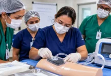 Hospital de Base capacita enfermeiros para curativo a vácuo Ilustração editorial de uma equipe de saúde treinando curativo a vácuo em simulador anatômico.