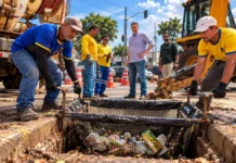 Prefeitura avalia rede de 305 ecobueiros em Porto Velho Ecobueiros em Porto Velho em composição ilustrativa de trabalhadores realizando limpeza e avaliação de cesto de retenção de resíduos em via urbana.