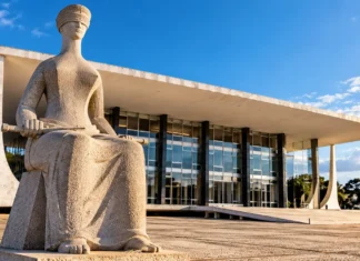 STF valida fim de isenção parcial para aposentados com doenças graves Escultura da Justiça diante da sede do STF, em composição editorial ilustrativa sobre a ADI 6336