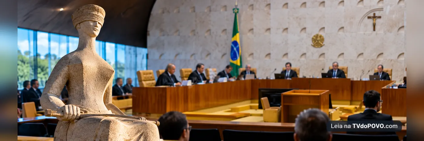 ADI 6336: composição ilustrativa de plenário judicial com escultura da Justiça em primeiro plano e magistrados ao fundo