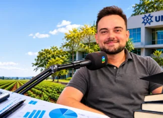 RuralCast: UNIR prepara o contador do futuro em Cacoal Contador do futuro em composição ilustrativa de entrevista no RuralCast, com microfone, materiais de contabilidade e cenário universitário.