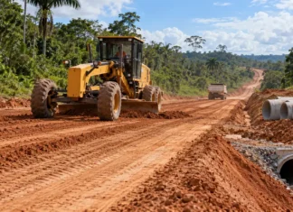 RO-494 recebe terraplanagem e drenagem em 1,5 km em Primavera de Rondônia RO-494 em Primavera ilustrada por serviços de terraplanagem e implantação de manilhas.